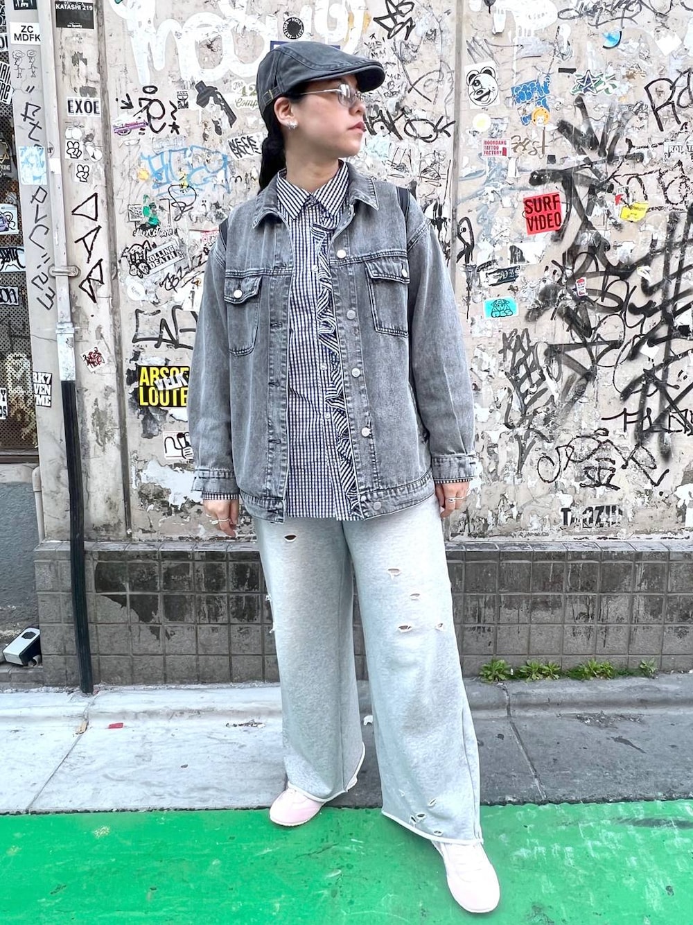 「着痩せ・細見え、体型カバー、楽ちんコーデ、骨格ストレート、着痩せ、ストリート、カジュアル、ウエストゴム、春コーデ、andST春コーデ、シャツスタイル、スウェットパンツ」｜「FOREVER 21の【2025SS】加工デニムGジャン（デニムジャケット、グレー系）」を使った、あめさん（レディース・167cm）の春コーディネートの1枚目の写真