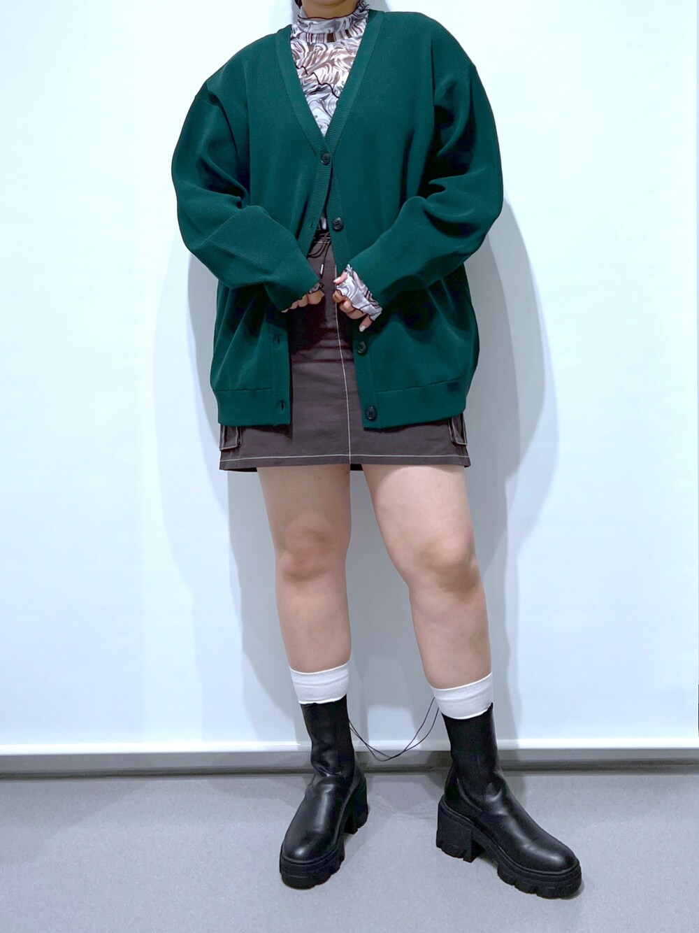 「カラー×コーデ、秋コーデ、高身長女子、ミニスカート、ブーツ、カーディガン、シアートップス」｜「FOREVER 21のアソートシアーメロウハイネックプルオーバー２（Tシャツ/カットソー、グレー系）」を使った、あめさん（レディース・167cm）の夏コーディネートの1枚目の写真