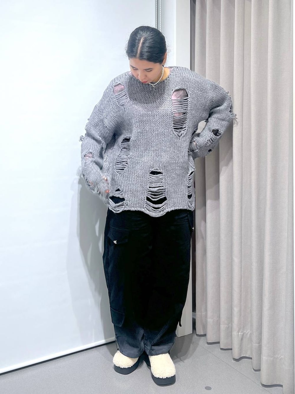 「着痩せ・細見え、体型カバー、楽ちんコーデ、骨格ストレート、着痩せ、ストリート、カジュアル、ウエストゴム、ニット、andST、冬コーデ、おでかけ、FOREVER 21」｜「FOREVER 21の【2024FW】アソートクロッグサンダル（スリッポン、ホワイト系）」を使った、あめさん（レディース・167cm）の冬コーディネートの1枚目の写真