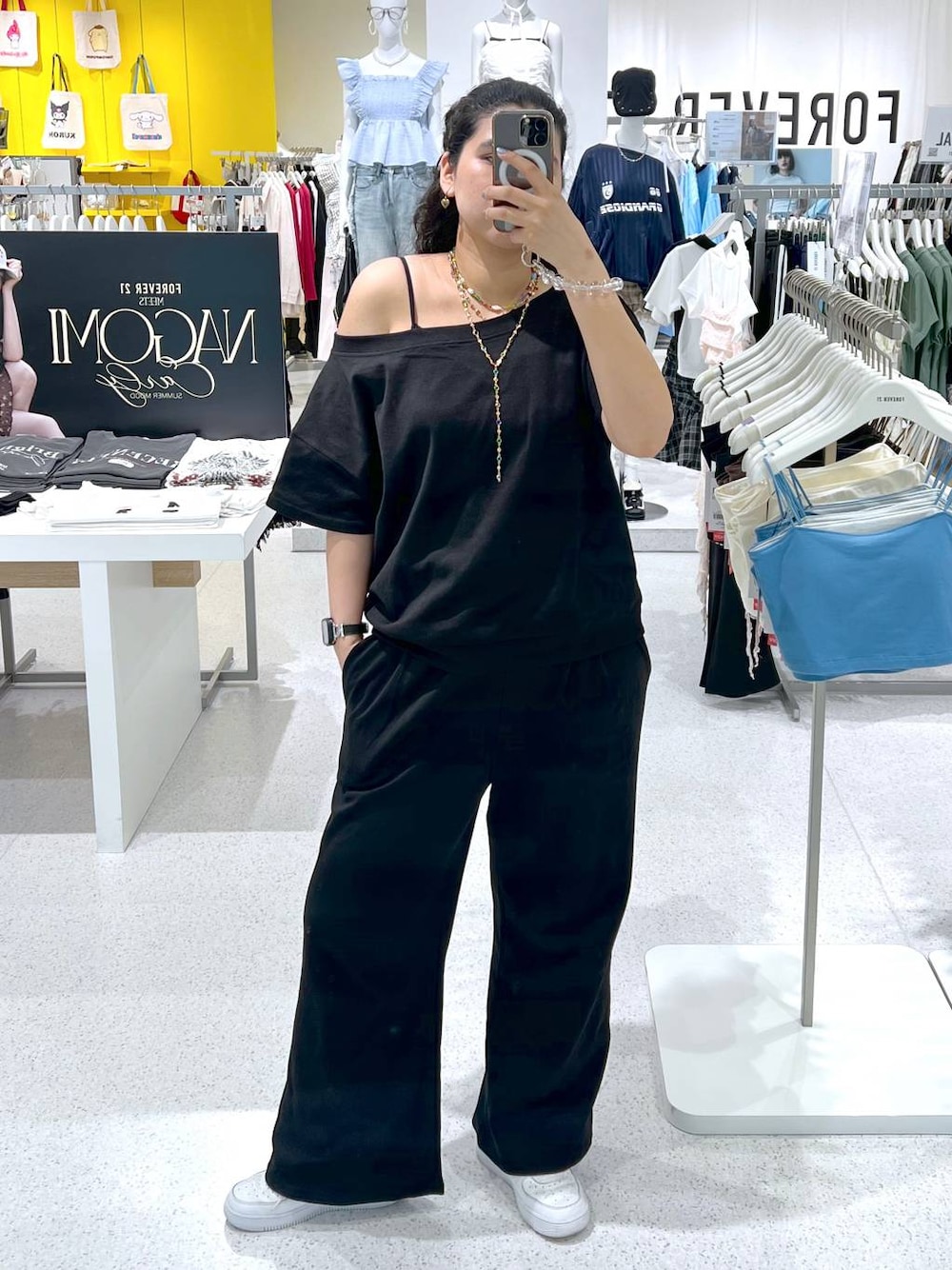 ブラック系のセットアップ、その他のスマホグッズを着用したレディースの夏コーディネートの1枚目の写真