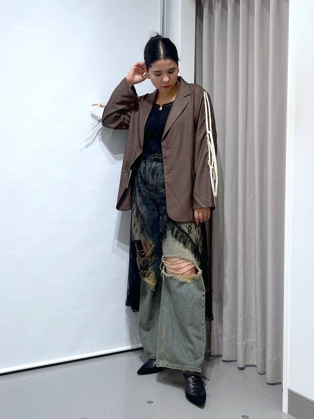 「着痩せ・細見え、体型カバー、楽ちんコーデ、骨格ストレート、着痩せ、カジュアル、ウエストゴム、おでかけ、パンプス、FOREVER 21、ジャケット、ジャケットスタイル、デニムパンツ、秋コーデ、秋冬新作」｜「FOREVER 21の【2024SS】ダメージ加工デニム（デニムパンツ、ブルー系）」を使った、あめさん（レディース・167cm）の秋コーディネートの1枚目の写真