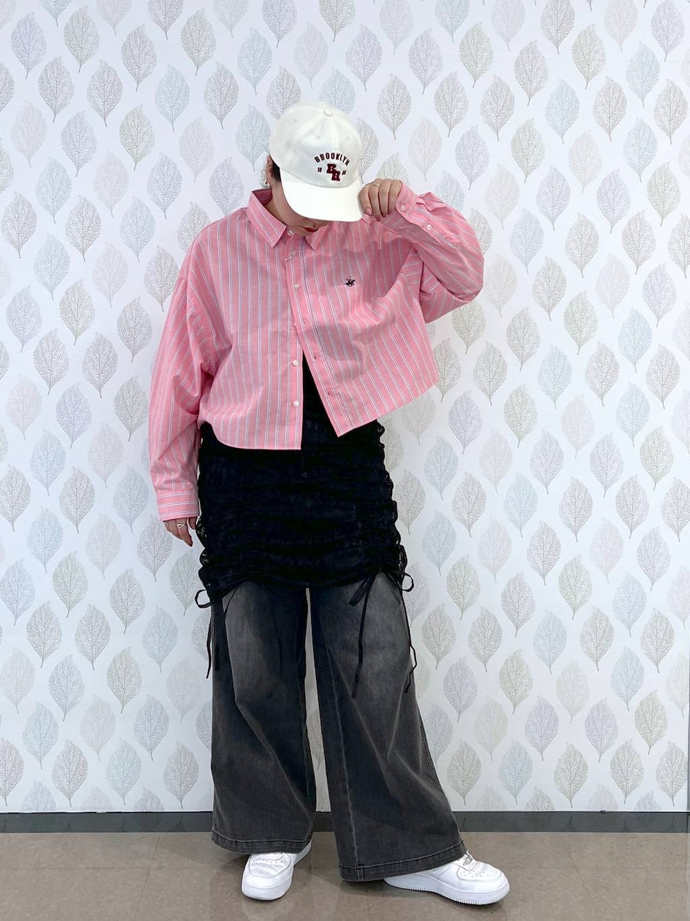 「着痩せ・細見え、体型カバー、楽ちんコーデ、骨格ストレート、着痩せ、カジュアル、ウエストゴム、春コーデ、シャツ、FOREVER 21、おでかけ」｜「FOREVER 21の【2024FW】ワイドデニム（デニムパンツ、ブラック系）」を使った、あめさん（レディース・167cm）の春コーディネートの1枚目の写真