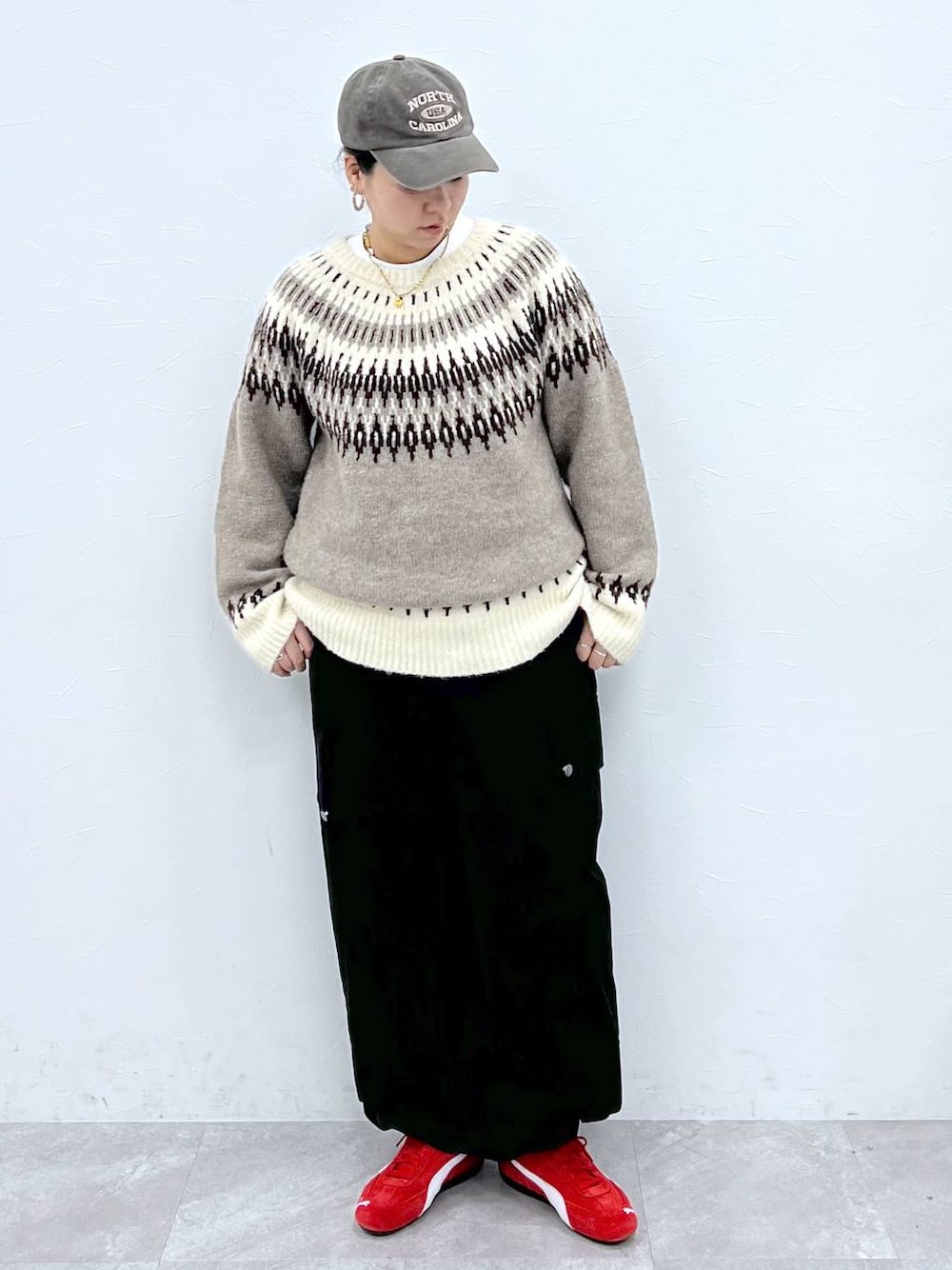 「着痩せ・細見え、体型カバー、楽ちんコーデ、骨格ストレート、着痩せ、ストリート、カジュアル、ウエストゴム、ニット、冬コーデ、キャップ、andST秋コーデ、andST、おでかけ、最近のいい感じコーデ」｜「FOREVER 21の【2024SS】ヴィンテージ風ロゴキャップ（キャップ、ブラウン系）」を使った、あめさん（レディース・167cm）の秋コーディネートの1枚目の写真