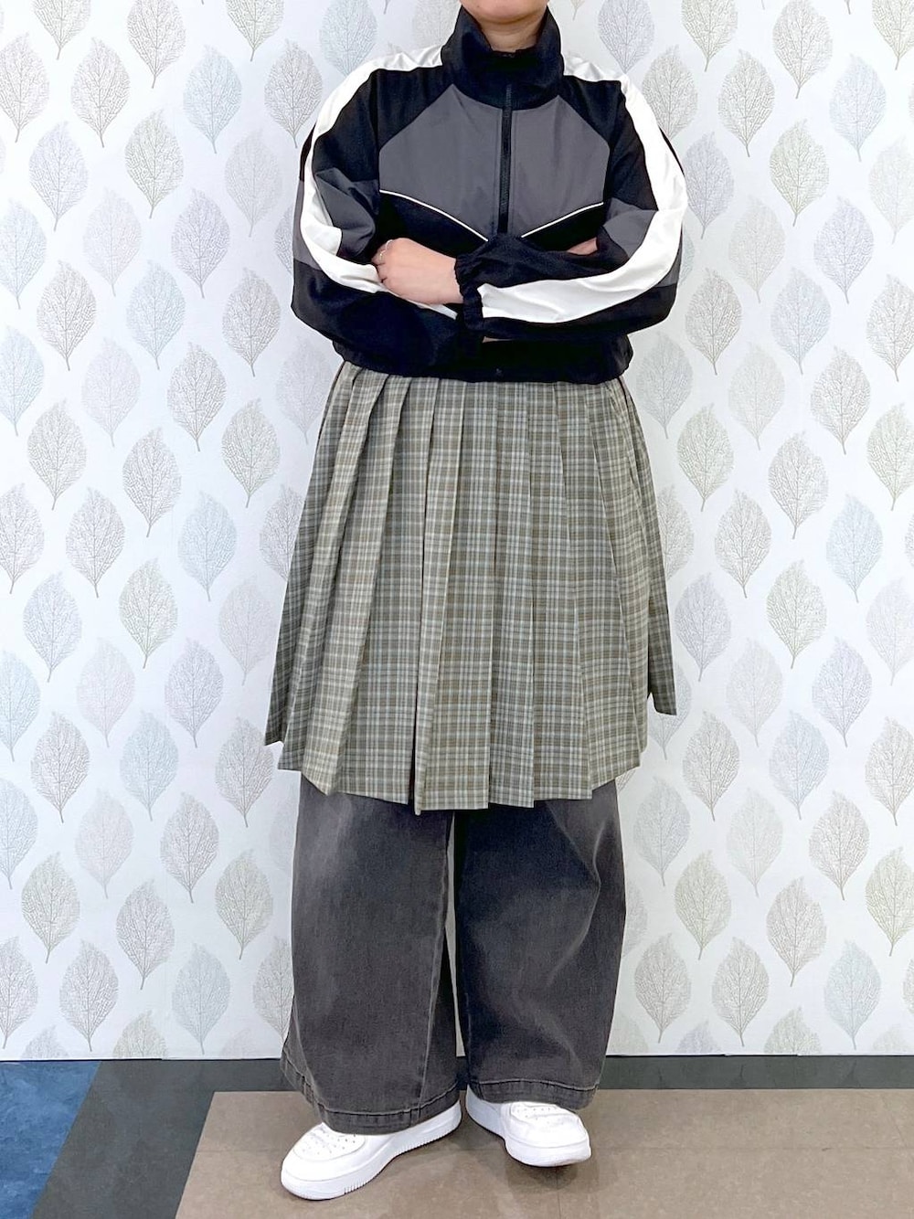 「着痩せ・細見え、体型カバー、楽ちんコーデ、骨格ストレート、着痩せ、ストリート、カジュアル、ウエストゴム、レイヤードスタイル」｜「FOREVER 21の【2024FW】ワイドデニム（デニムパンツ、ブラック系）」を使った、あめさん（レディース・167cm）の春コーディネートの1枚目の写真