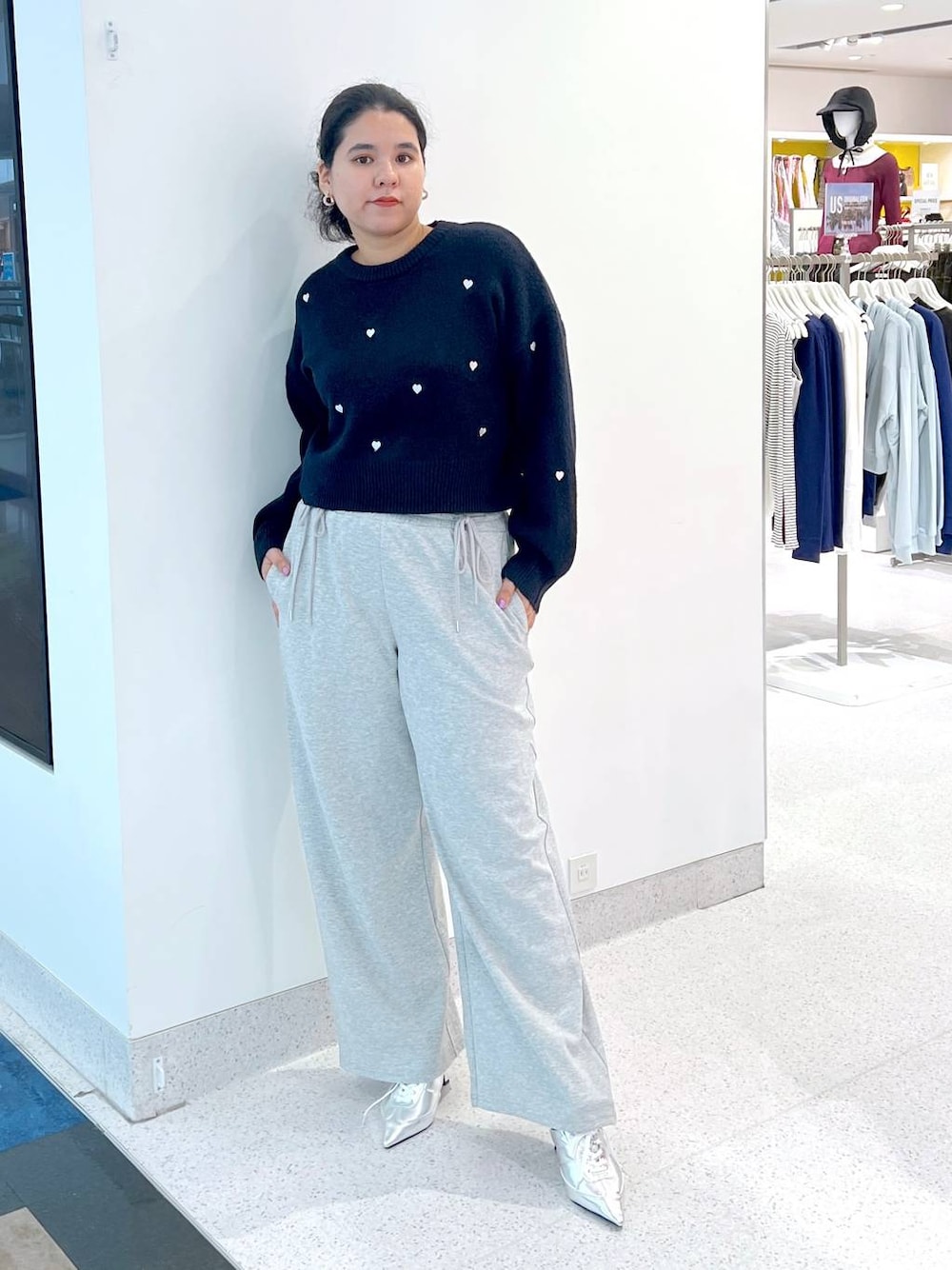 「着痩せ・細見え、体型カバー、楽ちんコーデ、骨格ストレート、着痩せ、カジュアル、ウエストゴム、スウェットパンツ、パンツ、ドットエスティ秋コーデ、ドットエスティ」｜「FOREVER 21の【2024FW】ハート刺しゅうクロップドニットプルオーバー（ニット/セーター、ブルー系）」を使った、あめさん（レディース・167cm）の秋コーディネートの1枚目の写真