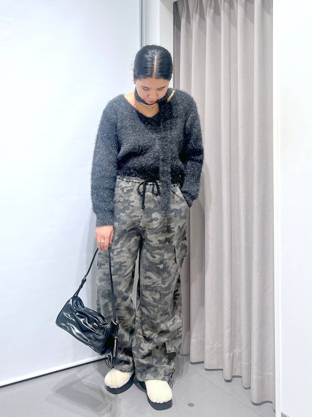 「冬コーデ、ニット、FOREVER 21、着痩せ・細見え、体型カバー、楽ちんコーデ、骨格ストレート、着痩せ、ストリート、カジュアル、ウエストゴム」｜「FOREVER 21の【2024FW】アソートクロッグサンダル（スリッポン、ホワイト系）」を使った、あめさん（レディース・167cm）の冬コーディネートの1枚目の写真