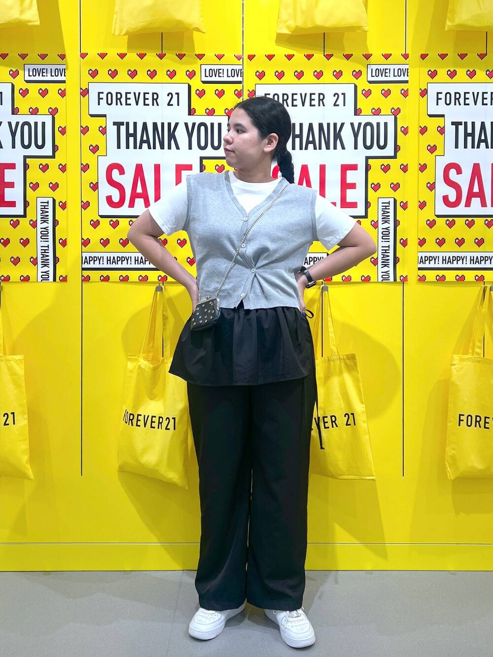 グレー系のTシャツ/カットソー、ブラック系のショルダーバッグ、ブラック系のその他パンツを着用したレディースの秋コーディネートの1枚目の写真