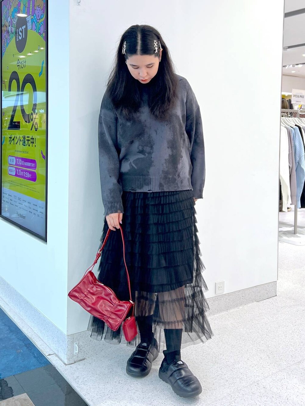 「カジュアル、ウエストゴム、着痩せ・細見え、体型カバー、楽ちんコーデ、骨格ストレート、着痩せ、おでかけ、FOREVER 21、スカート、ニット、andST」｜「FOREVER 21の【2024FW】ポーチ付きギャザーバッグ（ショルダーバッグ、レッド系）」を使った、あめさん（レディース・167cm）の秋コーディネートの1枚目の写真