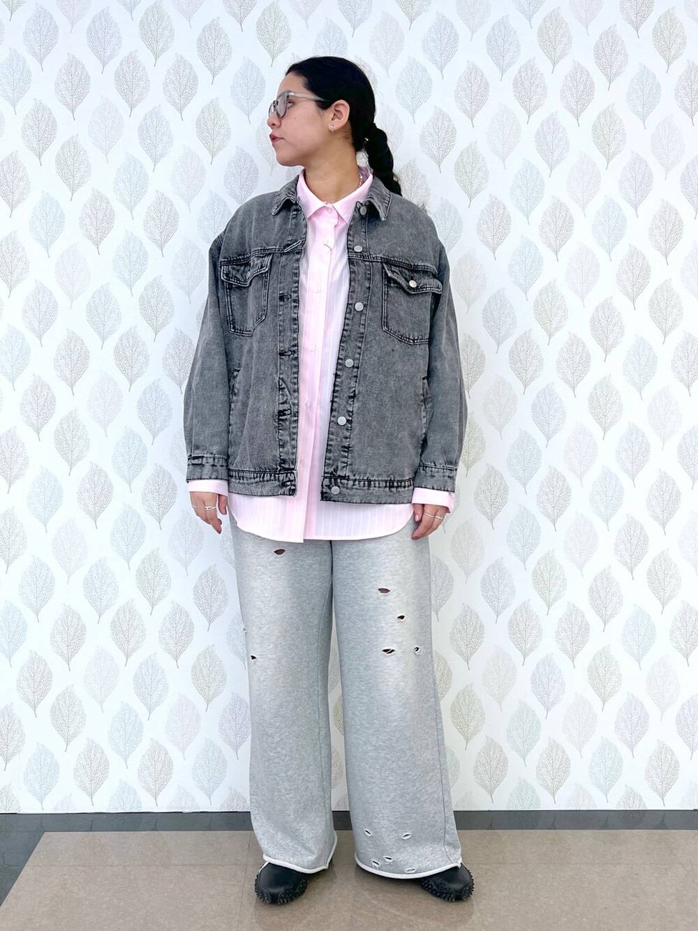 「着痩せ、ストリート、andST、着痩せ・細見え、体型カバー、楽ちんコーデ、骨格ストレート、カジュアル、ウエストゴム、春コーデ、シャツ、スウェットパンツ、デニムジャケット、アウター」｜「FOREVER 21の【2025SS】加工デニムGジャン（デニムジャケット、グレー系）」を使った、あめさん（レディース・167cm）の春コーディネートの1枚目の写真