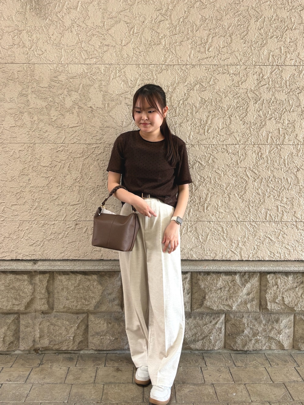 ベージュ系のTシャツ/カットソー、ブラウン系のショルダーバッグ、ベージュ系のその他パンツを着用したレディースの夏コーディネートの1枚目の写真