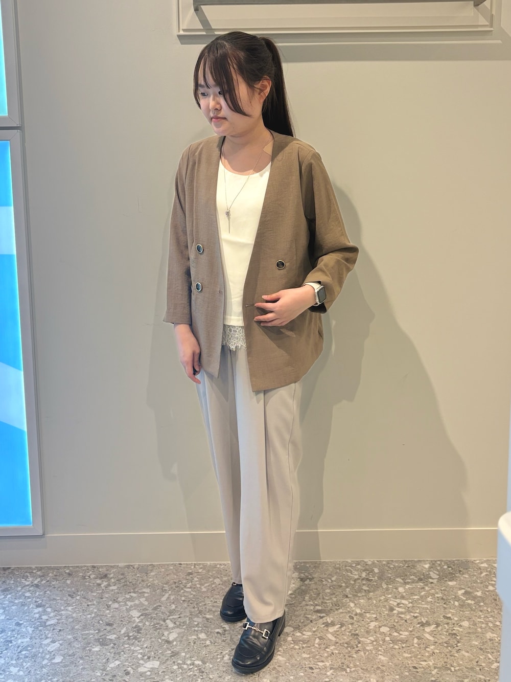 イエロー系のダウンジャケット/コート、ベージュ系のその他パンツ、ホワイト系のTシャツ/カットソーを着用したレディースの夏コーディネートの1枚目の写真