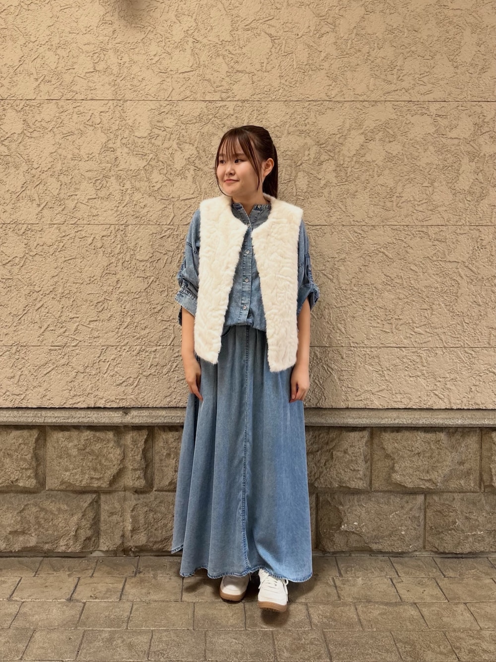 ホワイト系のブルゾン、ブルー系のシャツ/ブラウス、ブルー系のスカートを着用したレディースの秋コーディネートの1枚目の写真