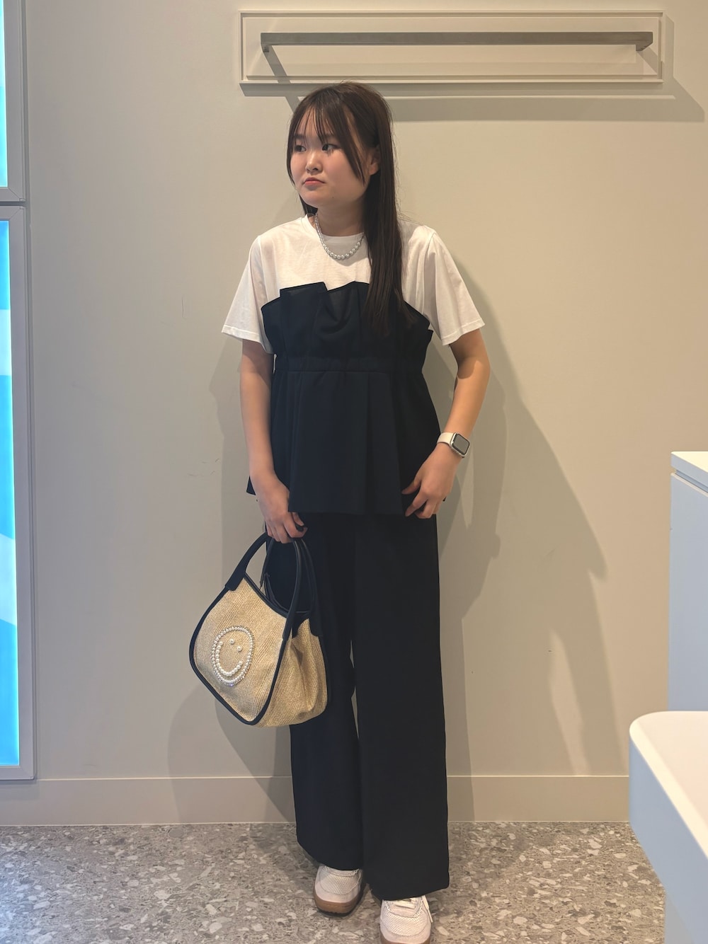 ブルー系のシャツ/ブラウスを着用したレディースの夏コーディネートの1枚目の写真