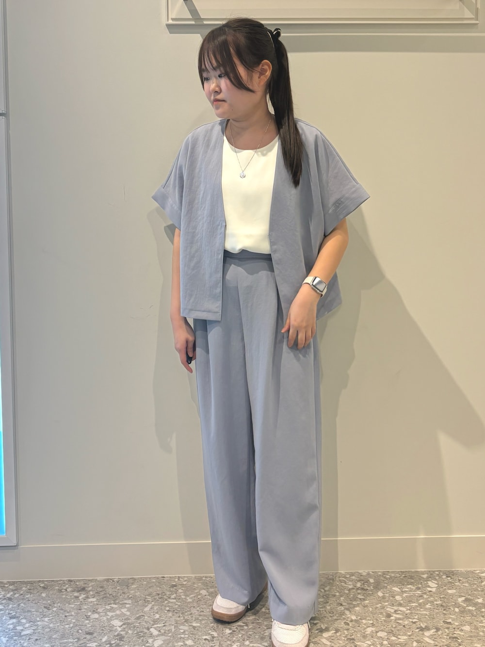 ホワイト系のTシャツ/カットソー、グレー系のダウンジャケット/コート、グレー系のその他パンツを着用したレディースの夏コーディネートの1枚目の写真