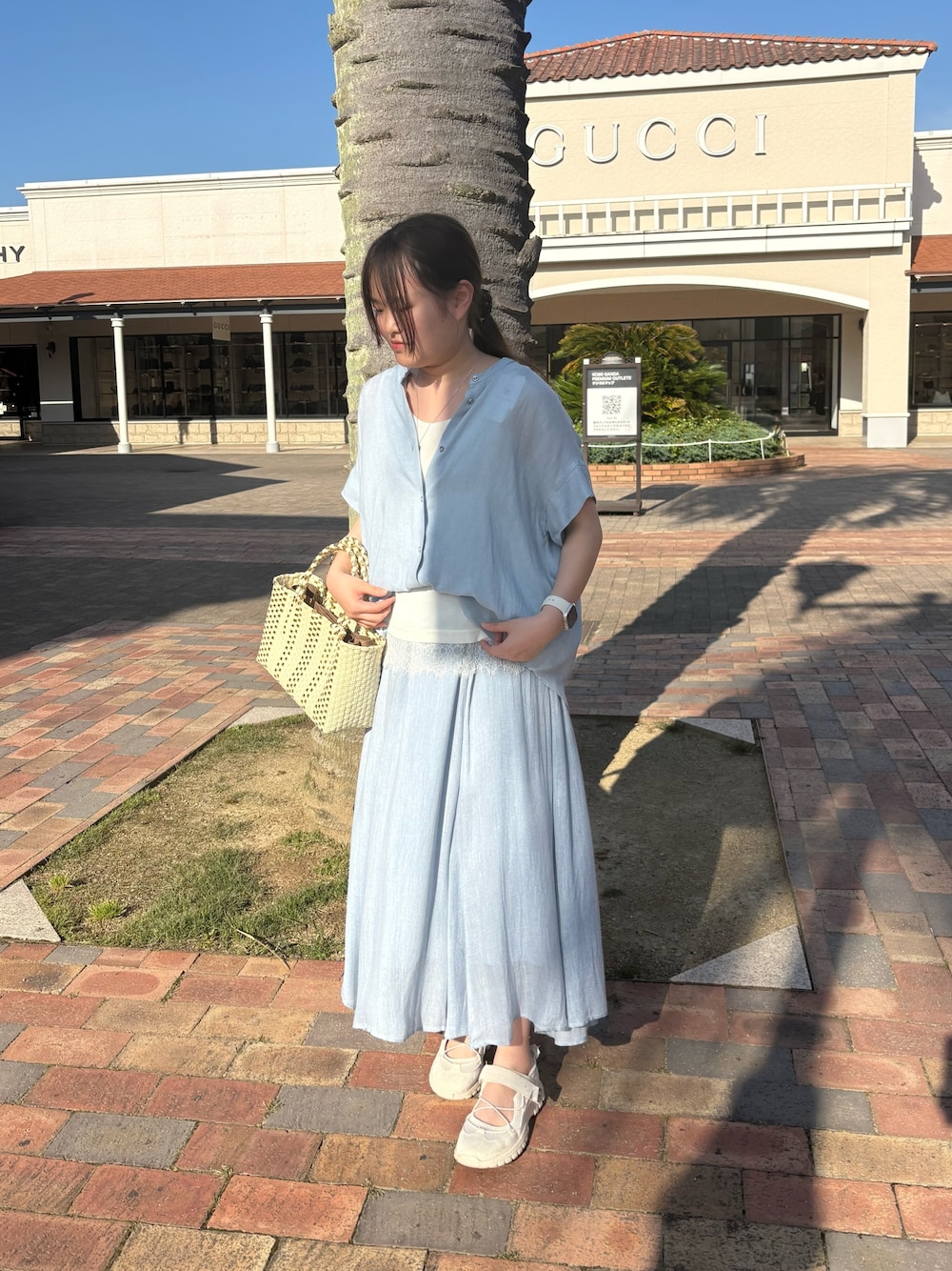 ブルー系のシャツ/ブラウス、ブルー系のスカート、ホワイト系のTシャツ/カットソーを着用したレディースの夏コーディネートの1枚目の写真