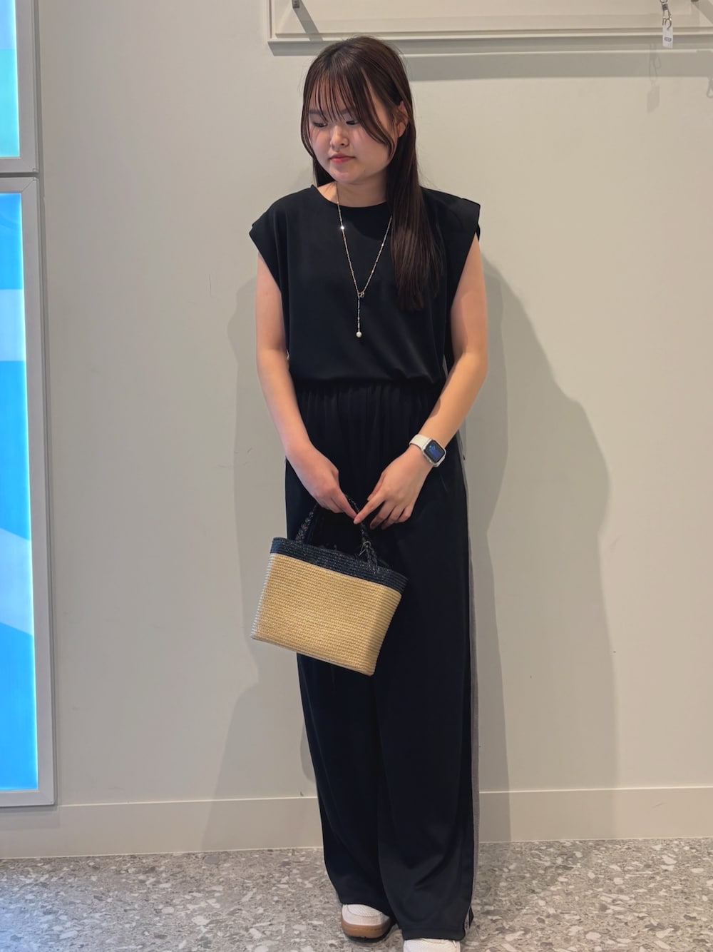 ブラック系のシャツ/ブラウスを着用したレディースの夏コーディネートの1枚目の写真