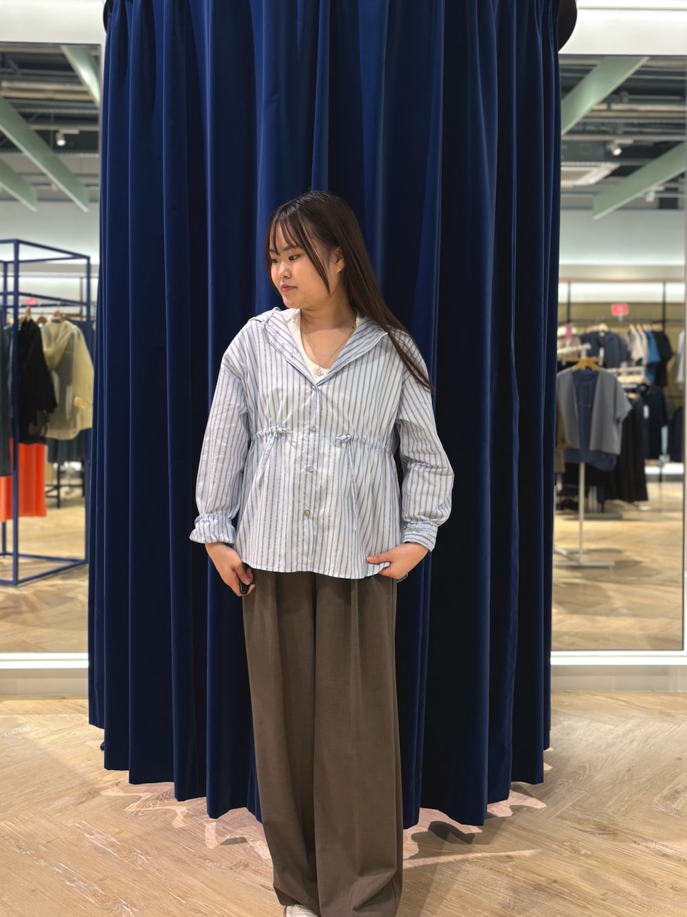 ブルー系のシャツ/ブラウス、グリーン系のその他パンツを着用したレディースの秋コーディネートの1枚目の写真