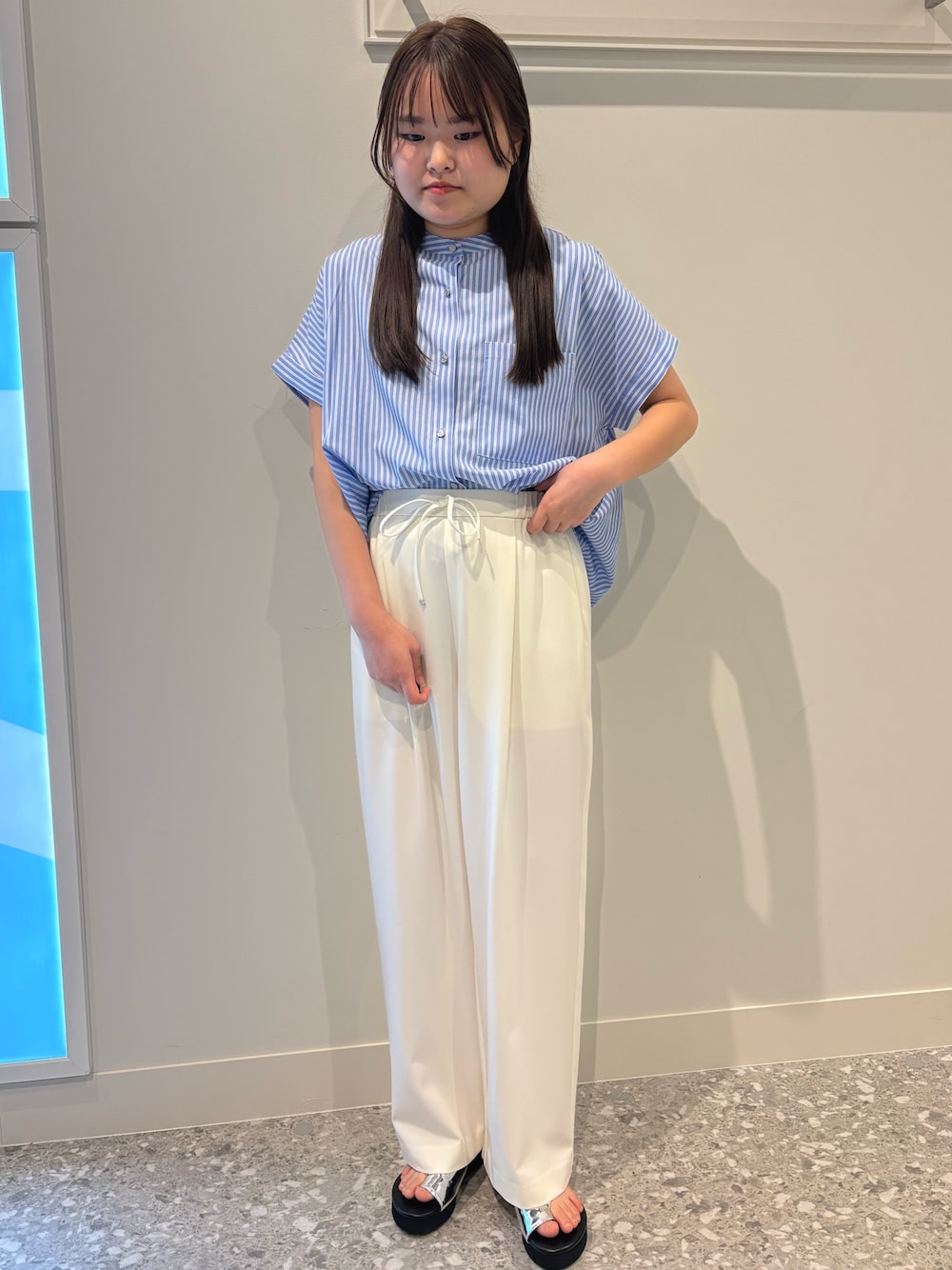 ホワイト系のその他パンツ、ブルー系のシャツ/ブラウスを着用したレディースの春コーディネートの1枚目の写真