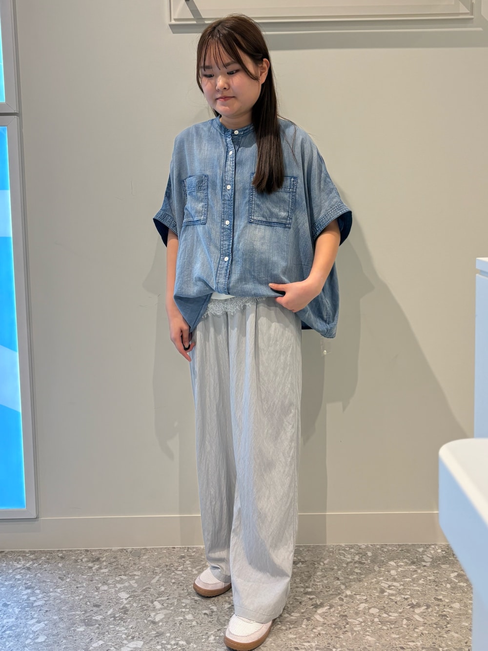 グレー系のその他パンツ、ブルー系のシャツ/ブラウス、ホワイト系のTシャツ/カットソーを着用したレディースの春コーディネートの1枚目の写真