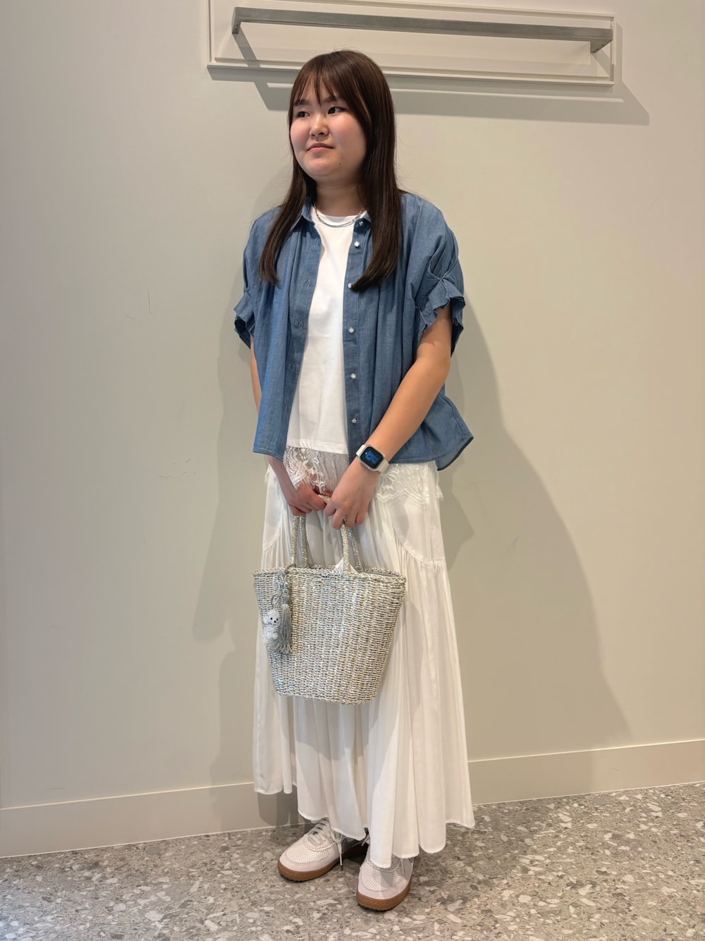 ホワイト系のスカート、ブルー系のシャツ/ブラウス、ホワイト系のTシャツ/カットソーを着用したレディースの春コーディネートの1枚目の写真