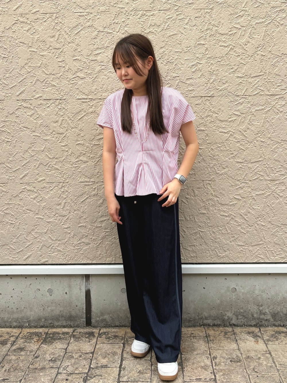 ピンク系のシャツ/ブラウス、ブルー系のデニムパンツを着用したレディースの夏コーディネートの1枚目の写真