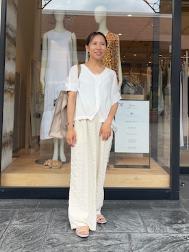 「Jena espace merveilleux(ジェナ エスパスメルヴェイユ)の〈7/17インスタライブご紹介アイテム〉裾ドロストVネックシャツ(シャツ/ブラウス、ホワイト系)」を使った、ゆきさん(レディース・156cm)の夏コーディネート