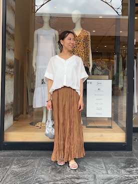 「Jena espace merveilleux(ジェナ エスパスメルヴェイユ)の〈7/17インスタライブご紹介アイテム〉裾ドロストVネックシャツ(シャツ/ブラウス、ホワイト系)」を使った、ゆきさん(レディース・156cm)の夏コーディネート