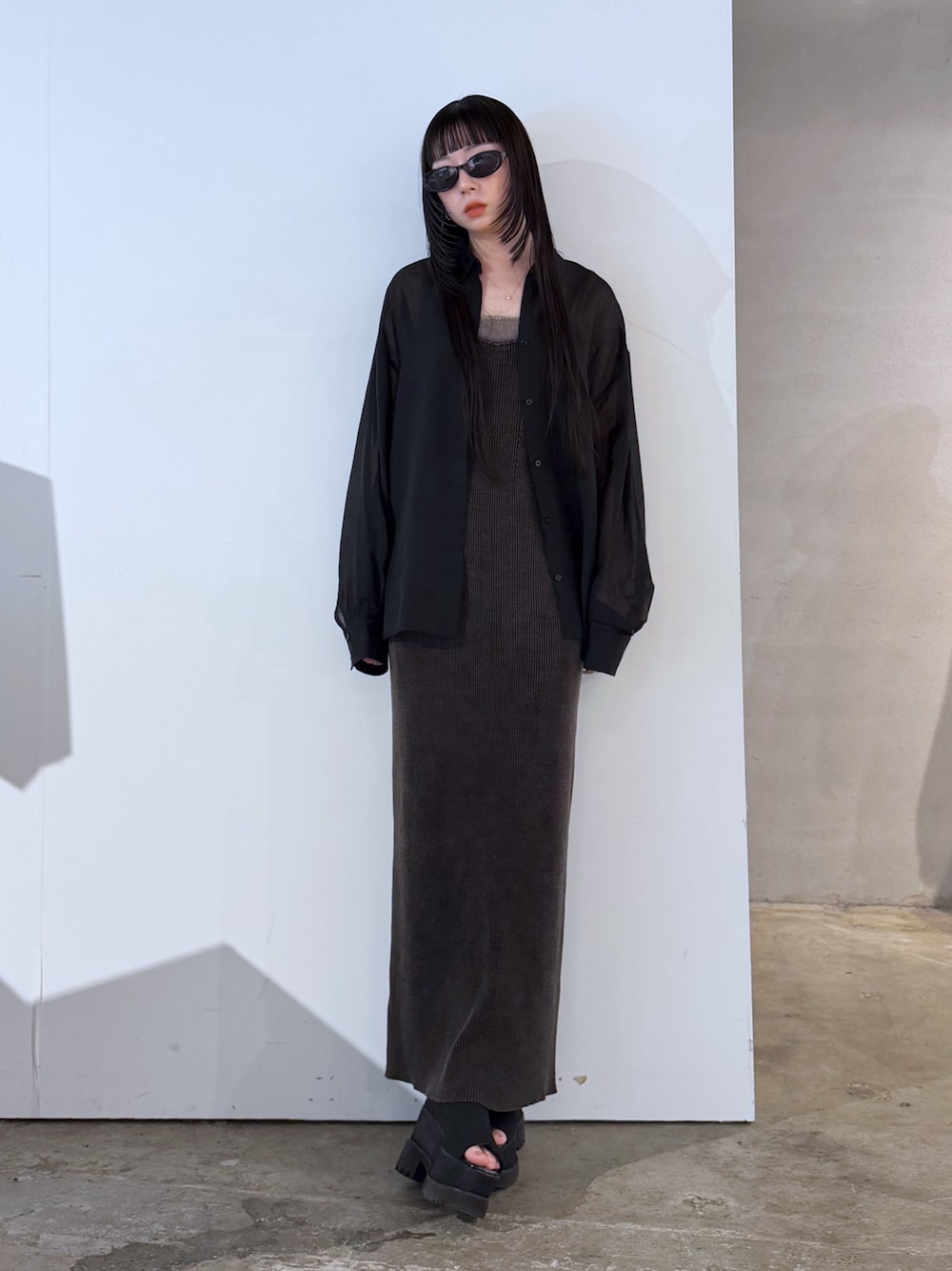 ブラック系のシャツ/ブラウス、ブラック系のワンピース、ブラック系のサンダルを着用したレディースの夏コーディネートの1枚目の写真