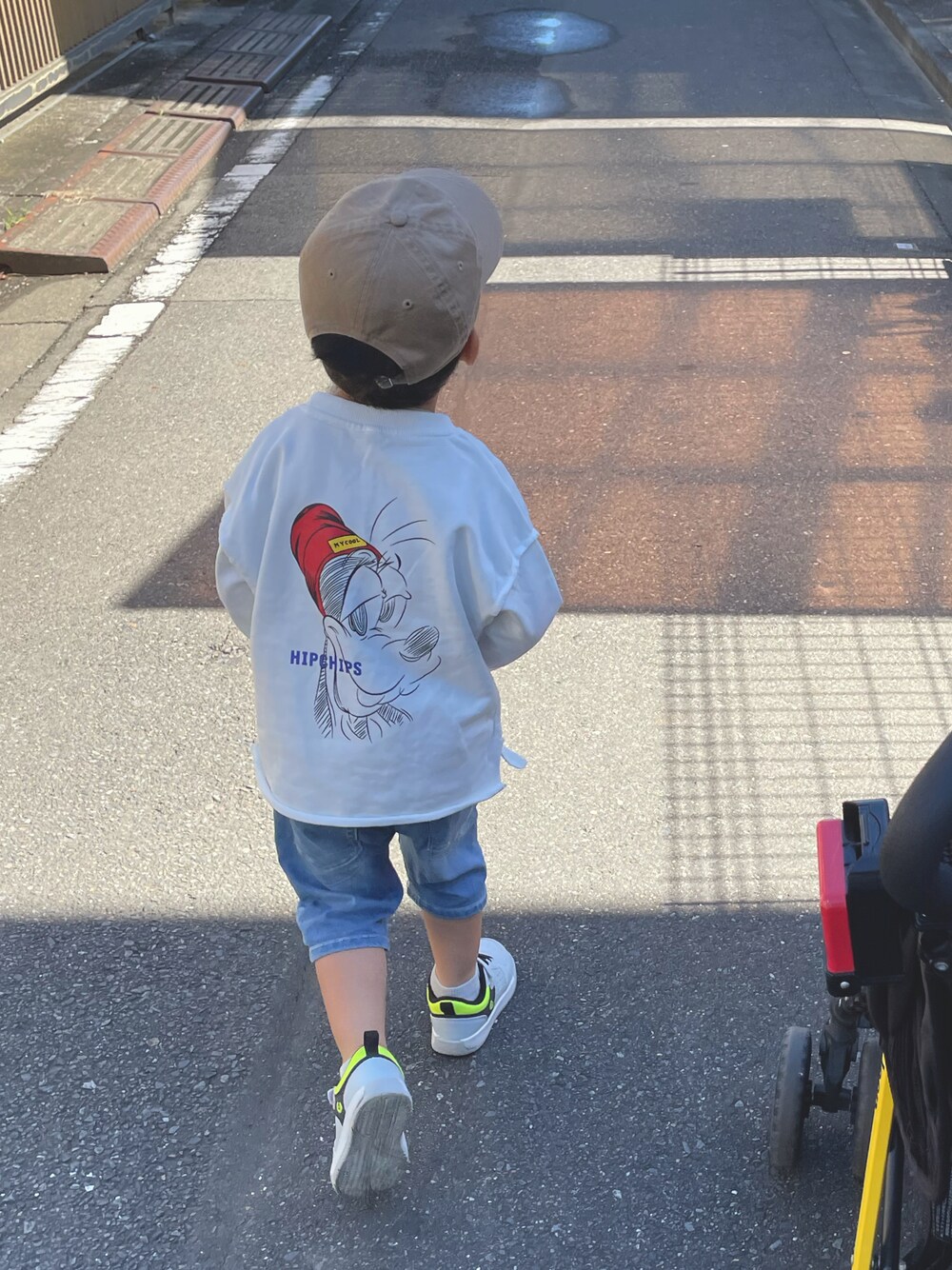 「キッズファッション、おとこのこ、3歳、デニムパンツ、おしゃれさんと繋がりたい」｜「adidasのアイテム（スニーカー、グレー系）」を使った、dudu&tentenさん（キッズ・100cm）の秋コーディネートの1枚目の写真