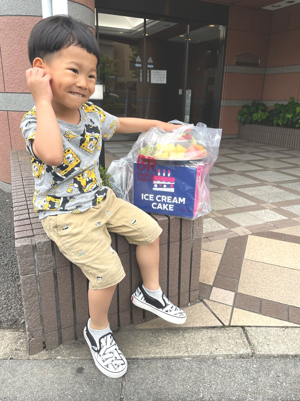 「シンプルコーデ、キッズコーデ、男の子、スポンジボブ」｜「H&Mのアイテム（Tシャツ/カットソー、シルバー系）」を使った、dudu&tentenさん（キッズ・100cm）の秋コーディネートの1枚目の写真