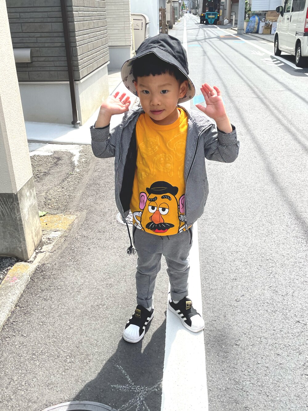 「カジュアルコーデ、秋服、シンプルコーデ、キッズコーデ、男の子、disney」｜「adidasのアイテム（スニーカー、ブラック系）」を使った、dudu&tentenさん（キッズ・100cm）の秋コーディネートの1枚目の写真