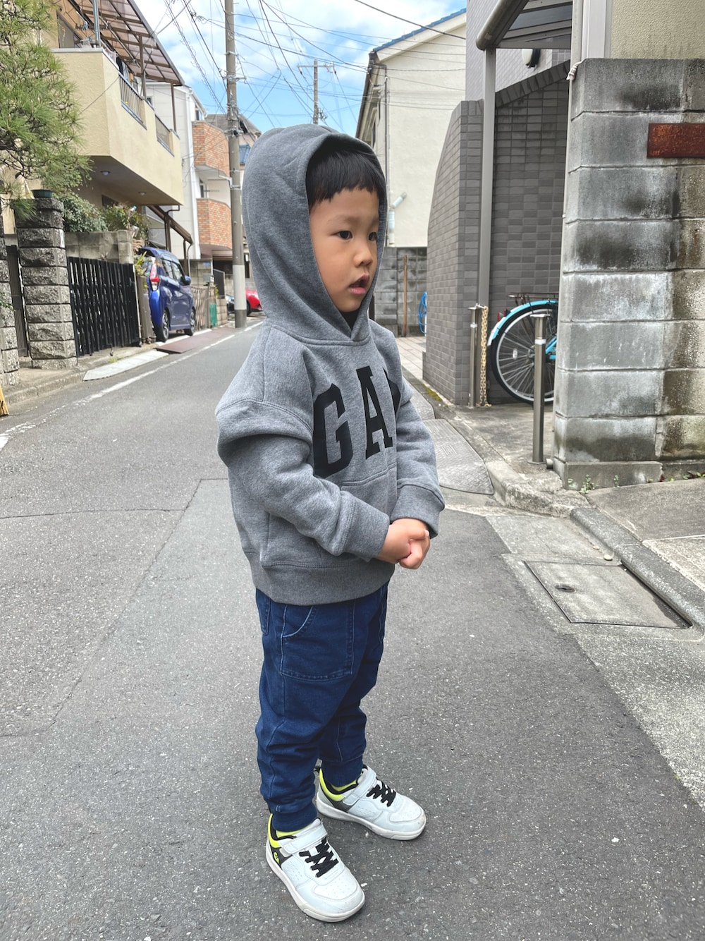 「カジュアルコーデ、秋服、キッズコーデ、男の子」｜「babyGAPのアイテム（パーカー、グレー系）」を使った、dudu&tentenさん（キッズ・100cm）の秋コーディネートの1枚目の写真