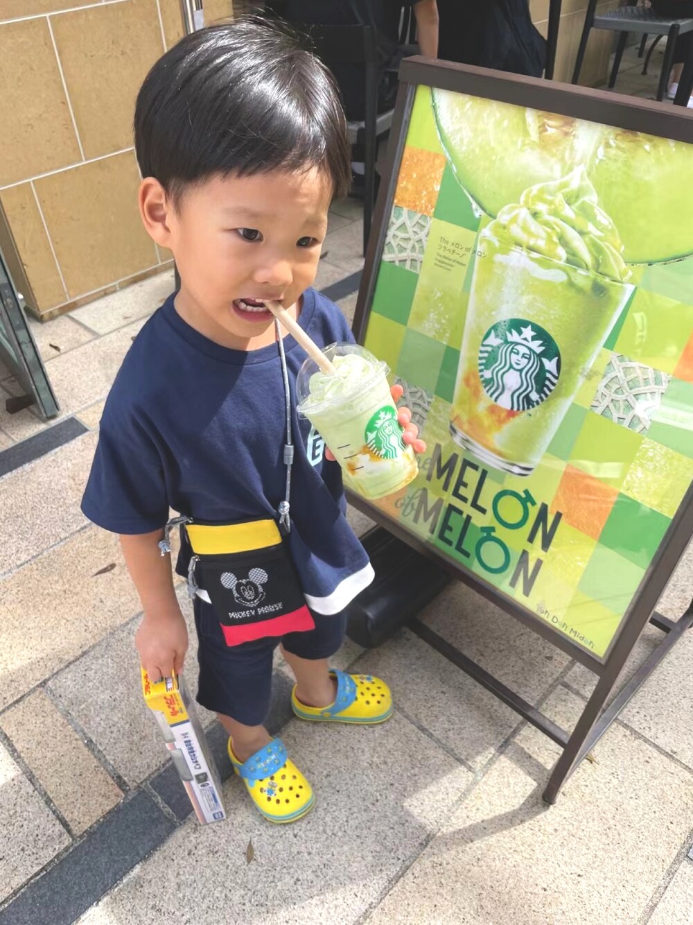 「シンプルコーデ、カジュアルコーデ、キッズコーデ、男の子、ゆるコーデ」｜「CROSSのアイテム（サンダル、イエロー系）」を使った、dudu&tentenさん（キッズ・100cm）の秋コーディネートの1枚目の写真