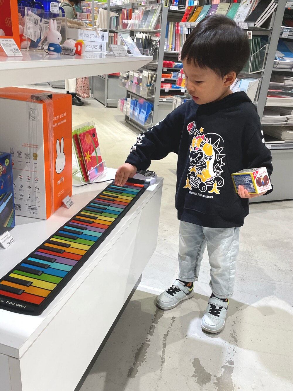 「カジュアルコーデ、男の子、キッズコーデ、秋服、オーバーサイズ」｜「adidasのアイテム（スニーカー、シルバー系）」を使った、dudu&tentenさん（キッズ・110cm）の秋コーディネートの1枚目の写真
