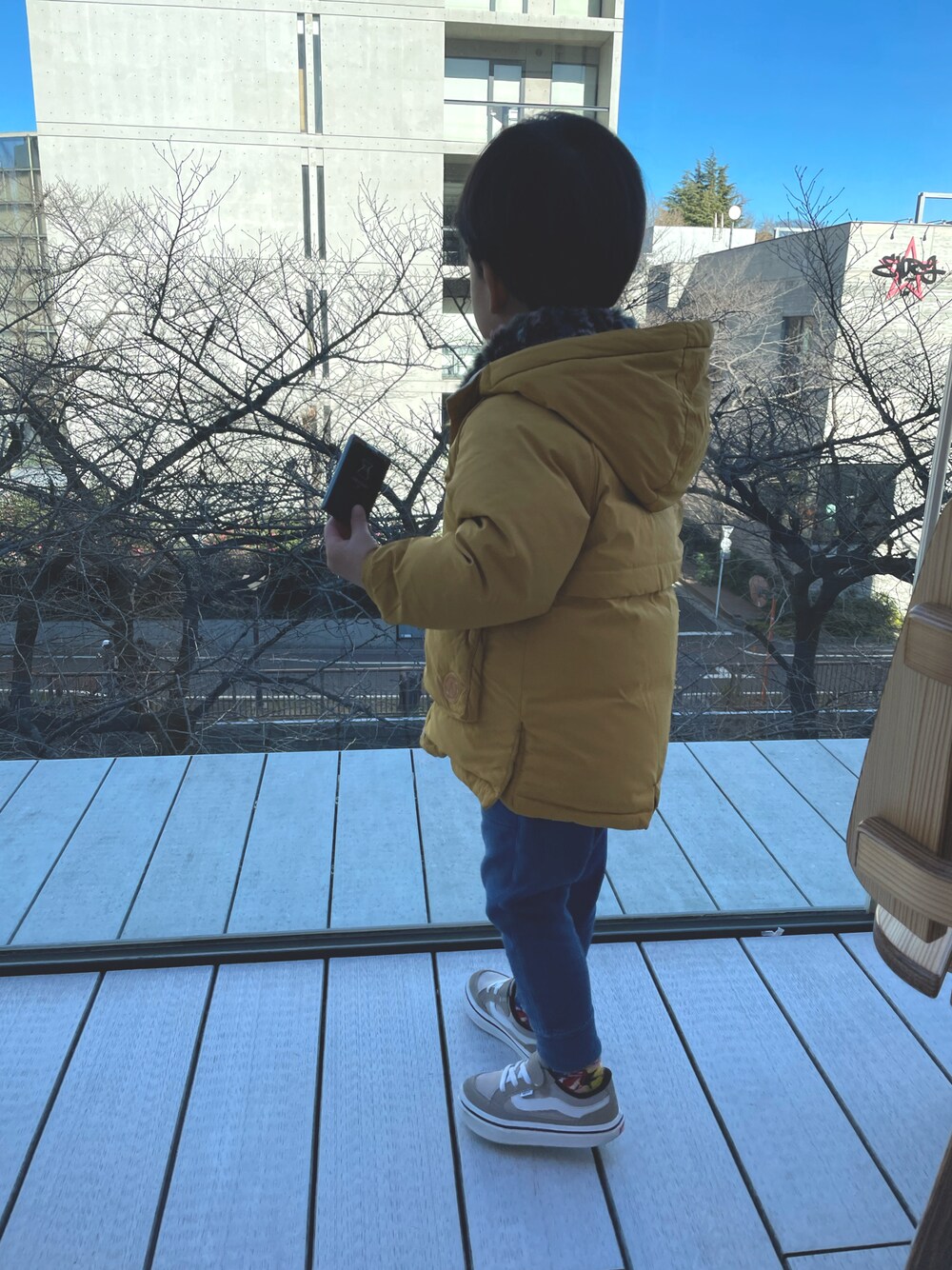 「休日スタイル、カジュアル、シンプル、スニーカーコーデ、男の子、デニム、スニーカー」｜「ZARA KIDSのアイテム（ダウンジャケット/コート、ゴールド系）」を使った、dudu&tentenさん（キッズ・100cm）の冬コーディネートの1枚目の写真