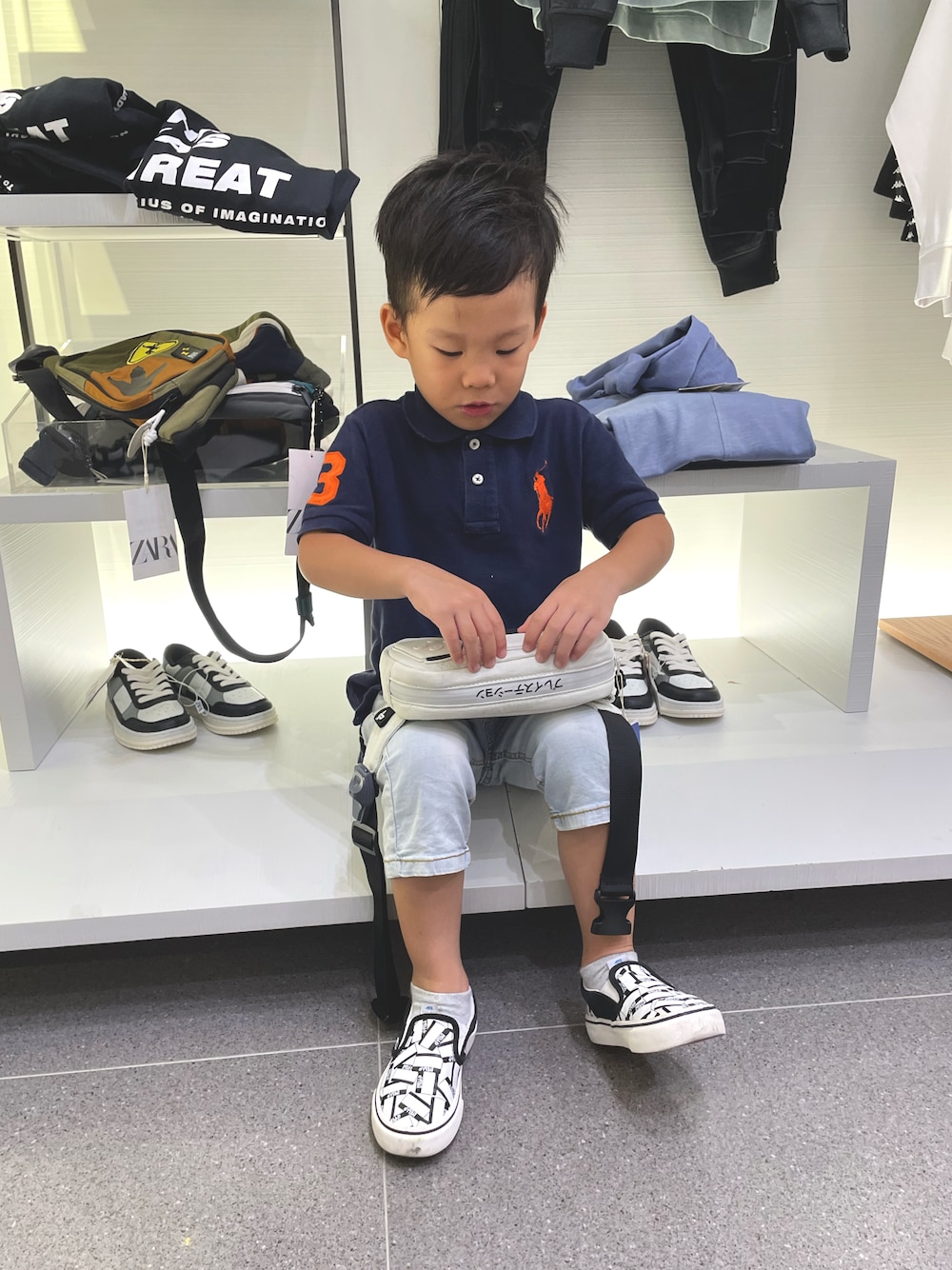 「キッズファッション、4歳、VANS、こどもコーデ、キッズ、おとこのこ」｜「VANSのアイテム（スニーカー、ホワイト系）」を使った、dudu&tentenさん（キッズ・110cm）の冬コーディネートの1枚目の写真