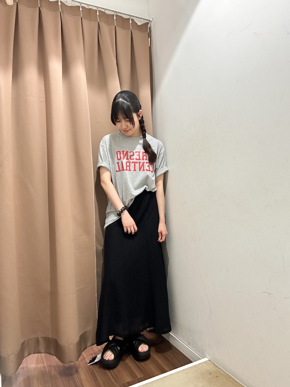 グレー系のTシャツ/カットソー、ブラック系のスカート、ブラック系のサンダルを着用したレディースの夏コーディネートの1枚目の写真