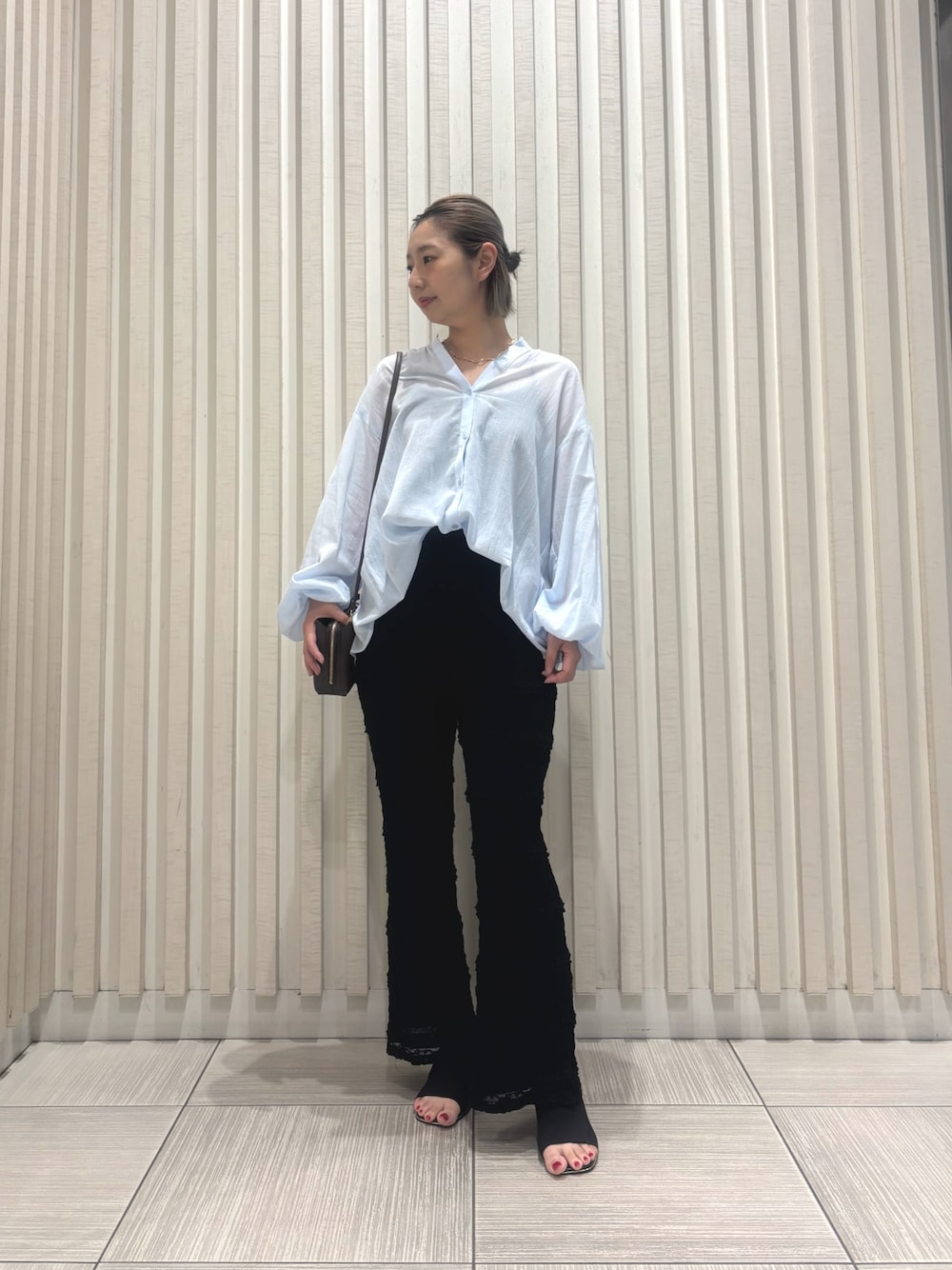 ブラック系のその他パンツ、ブルー系のシャツ/ブラウス、ブラウン系のショルダーバッグを着用したレディースの夏コーディネートの1枚目の写真