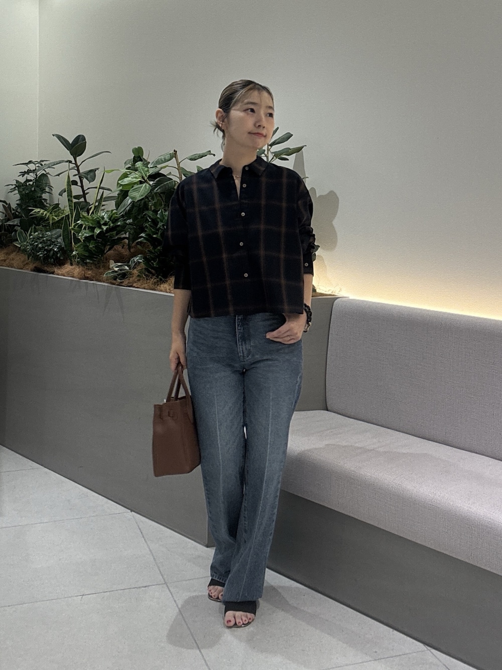 ブルー系のその他パンツ、ブルー系のシャツ/ブラウス、イエロー系のトートバッグを着用したレディースの夏コーディネートの1枚目の写真