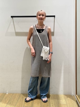 「BAYFLOW（ベイフロー）の【知久友里恵さんコラボ】オーバルカラビナセットパンツ（デニムパンツ、ブルー系）」を使った、てぃーさん（レディース・169cm）の夏コーディネート