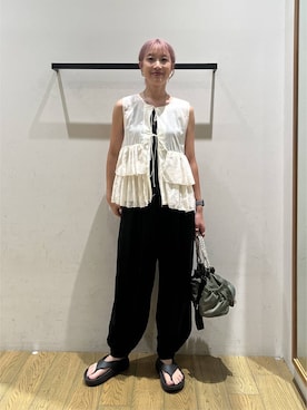 「BAYFLOW（ベイフロー）のアラジンパンツ（その他パンツ、ブラック系）」を使った、てぃーさん（レディース・169cm）の夏コーディネート