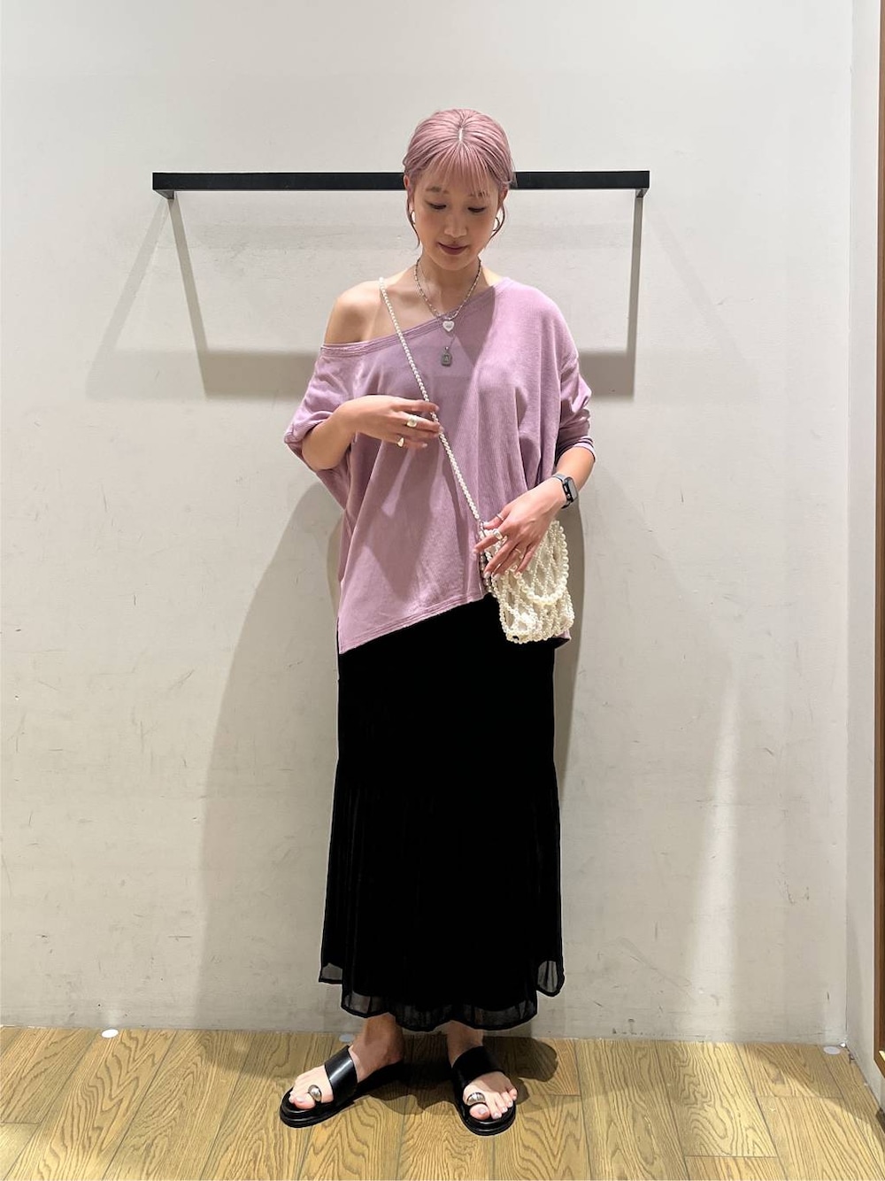 その他のショルダーバッグ、ブラック系のスカート、パープル系のTシャツ/カットソーを着用したレディースの夏コーディネートの1枚目の写真