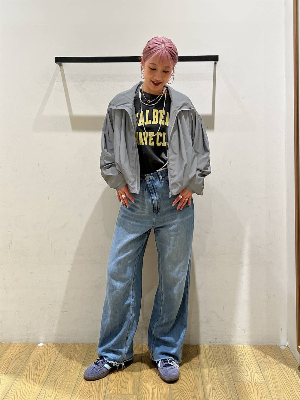 ブルー系のデニムパンツ、グレー系のTシャツ/カットソー、シルバー系のブルゾンを着用したレディースの夏コーディネートの1枚目の写真