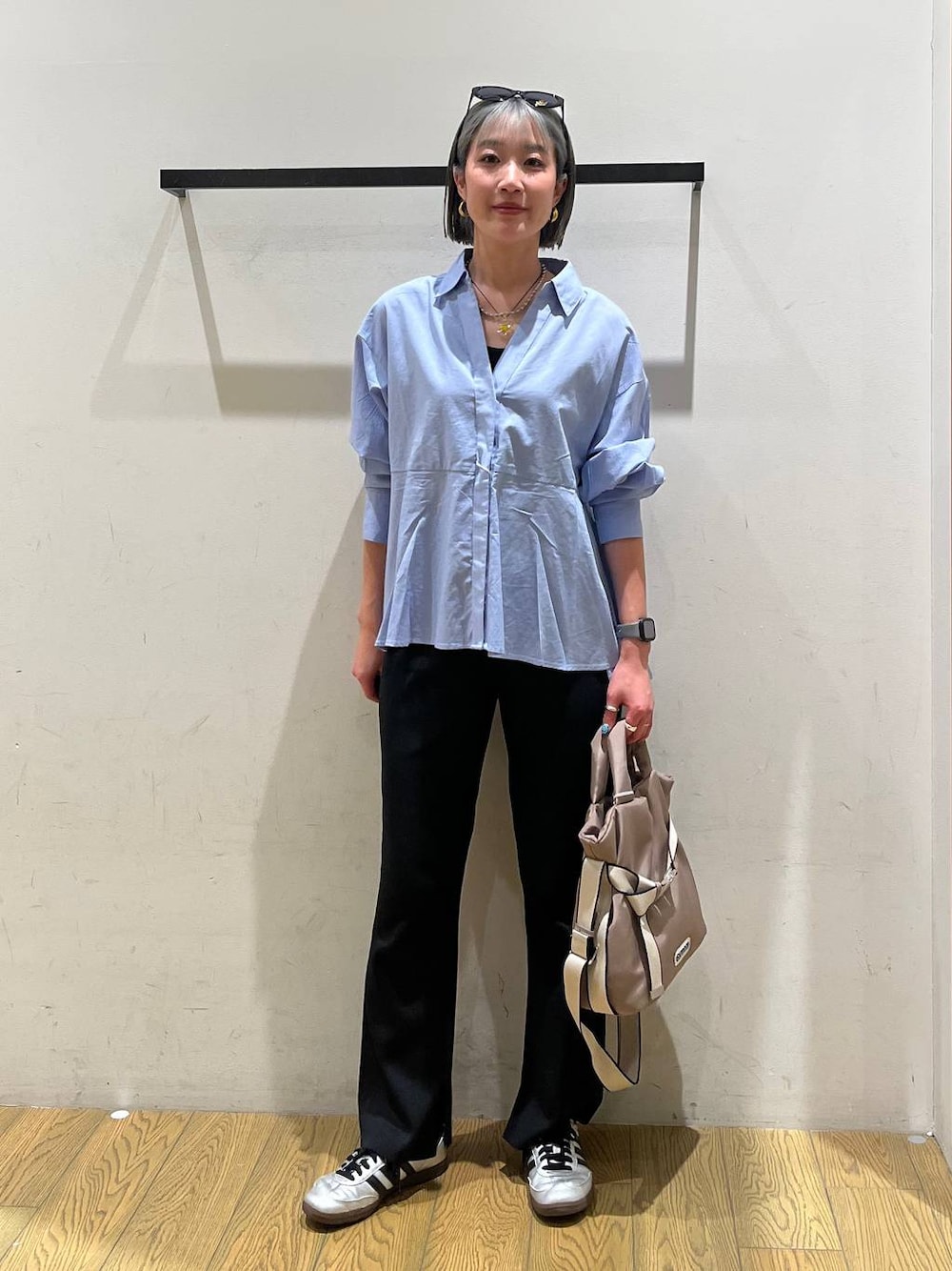 グリーン系のトートバッグ、ブラック系のその他パンツ、ブルー系のシャツ/ブラウスを着用したレディースの春コーディネートの1枚目の写真