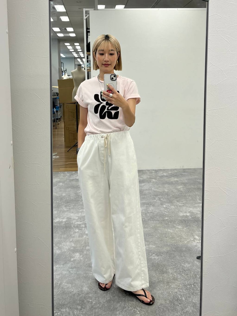 ホワイト系のデニムパンツ、ピンク系のTシャツ/カットソーを着用したレディースの夏コーディネートの1枚目の写真