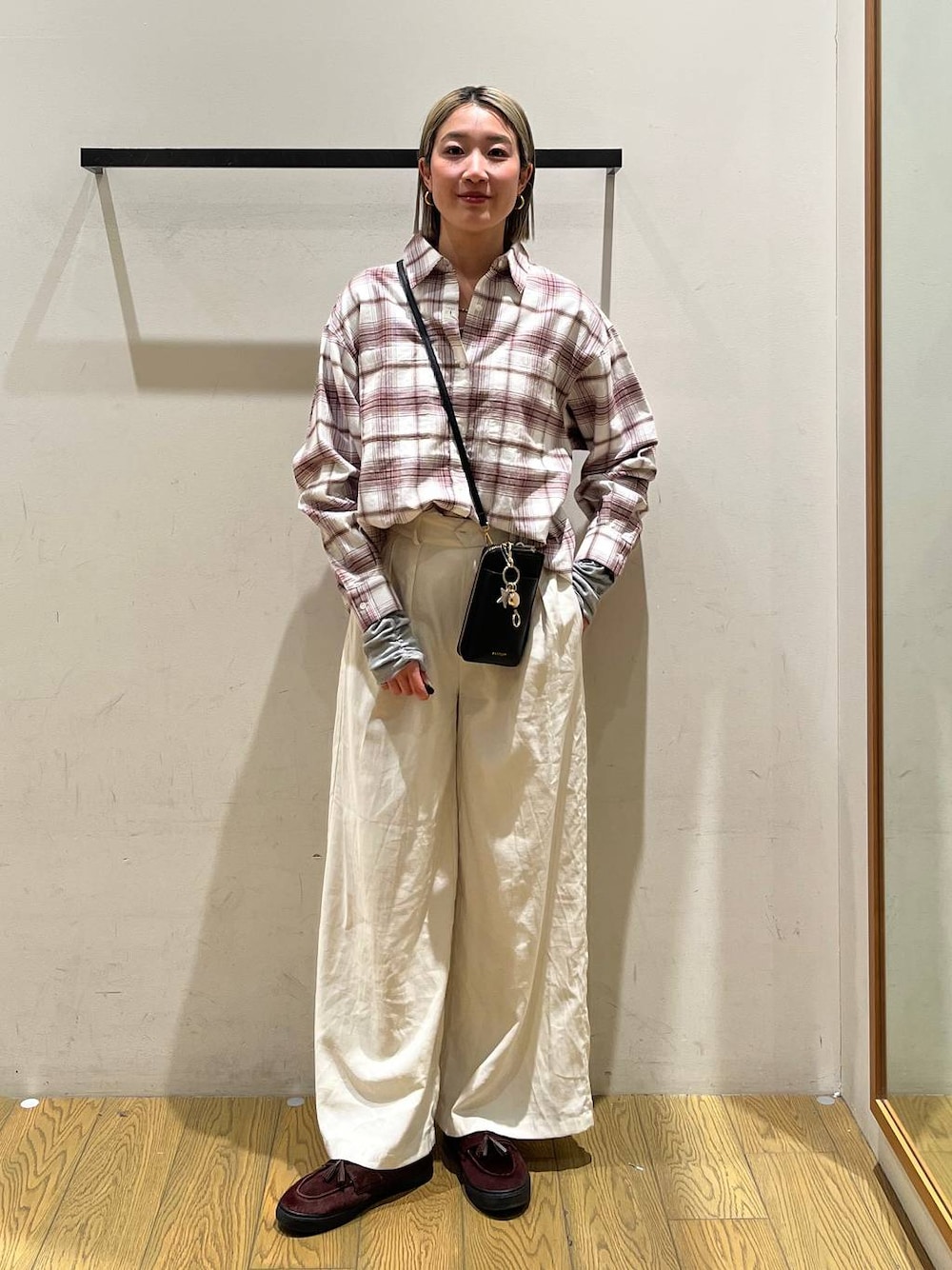 ホワイト系のシャツ/ブラウス、ベージュ系のその他パンツ、ブラック系の財布を着用したレディースの冬コーディネートの1枚目の写真