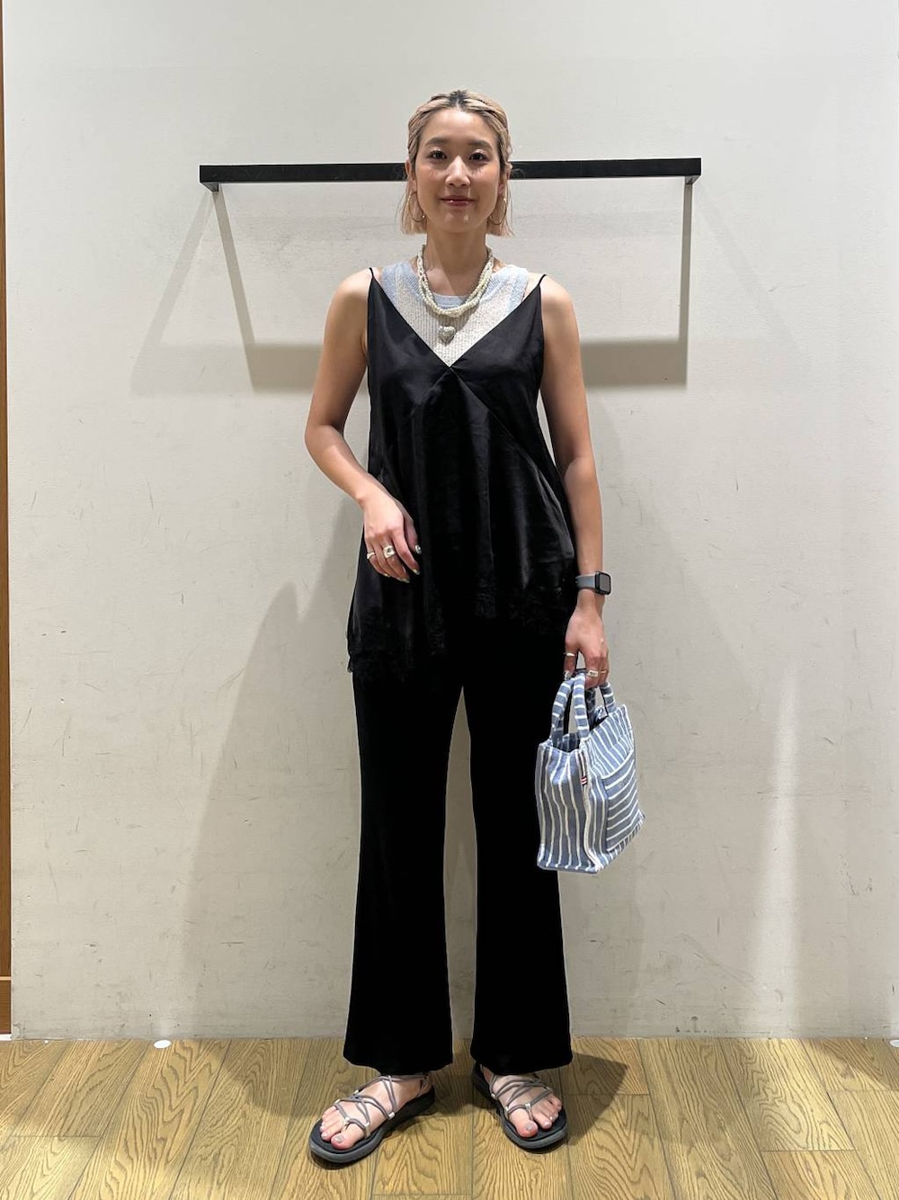 ブラック系のその他パンツ、ブラック系のキャミソール、ベージュ系のトートバッグを着用したレディースの夏コーディネートの1枚目の写真