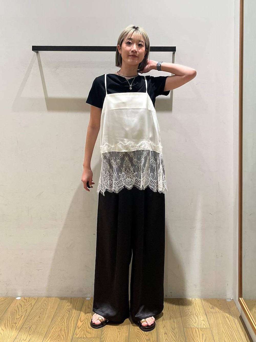 その他のサンダル、ブラック系のその他パンツ、ホワイト系のキャミソールを着用したレディースの春コーディネートの1枚目の写真