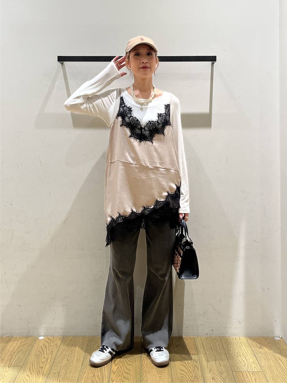 ホワイト系のTシャツ/カットソー、グレー系のその他パンツ、ベージュ系のキャミソールを着用したレディースの秋コーディネートの1枚目の写真