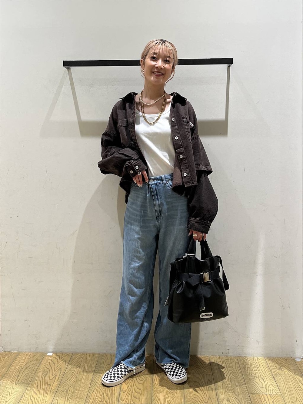 ブルー系のデニムパンツ、ブラウン系のシャツ/ブラウス、ブラック系のトートバッグを着用したレディースの夏コーディネートの1枚目の写真